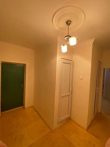 upd qesebesinde satilan evler: Gəncə, 4 otaqlı, Köhnə tikili, 117 kv. m