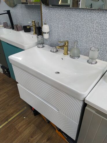 generator aksa: Ağ rəngdə, iki çekmeceli, dizaynlı lavabo dolabı. Üzərində qızılı