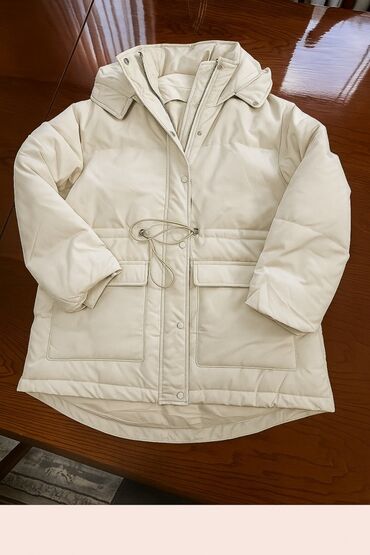 спортивное оборудование: Цвета айвори. - Длина до середины бедра, удлинённая спинка. - Прямой