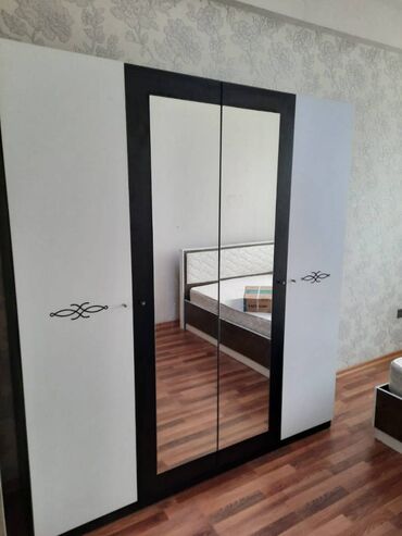 Uzunmüddətli kirayə mənzillər: Kirayə verilir. Ev kristal 1-in girişində yerləşir .Bütün əşyaları — 11