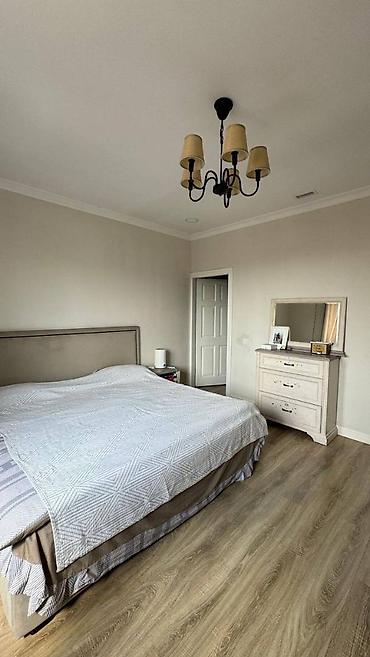 Продажа коттеджей и домов: Продается 2-х эт. дом + цокольный этаж Район Киргизия-1 Зем. участка - — 15