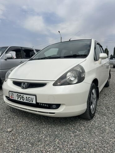 автомобиль фит: Белый хэтчбек Honda Fit с передним приводом и автоматической коробкой