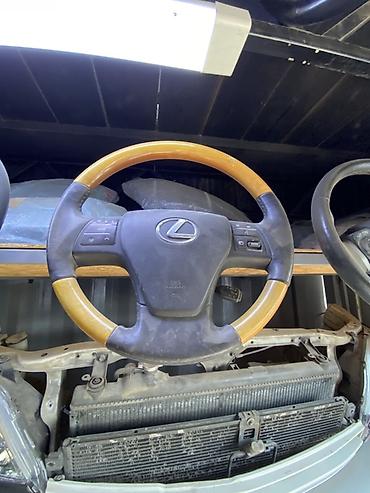 Рулевое колесо Lexus с деревянными вставками и встроенными кнопками