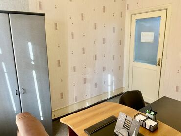 Ofislər: Ofis otağı – tam mebellə Təsvir: - İşıqlı, pəncərəli kabinet, dikey — 9