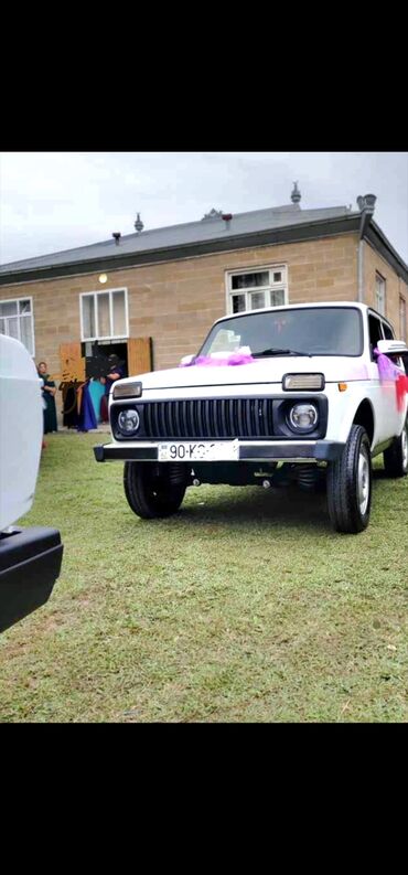 VAZ (LADA): LADA Niva 4x4, ağ rəng, 3 qapılı kuzov. Xüsusiyyətlər: - Tam — 11