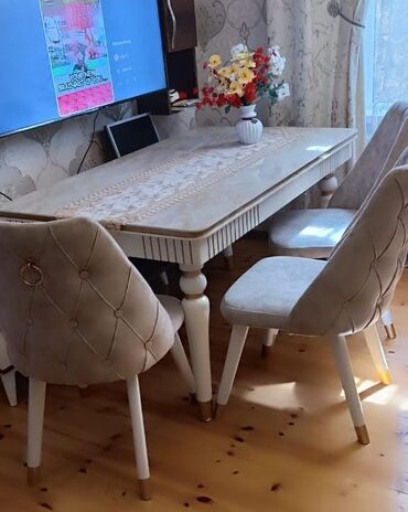 Stullar: Qonaq otağı üçün, İşlənmiş, Açılan, Kvadrat masa