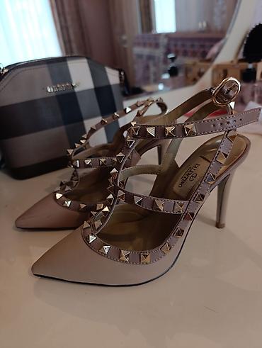 ayaqqabilar qadin: Valentino Garavani Rockstud tərzində qadın stilettoları - Model — 2
