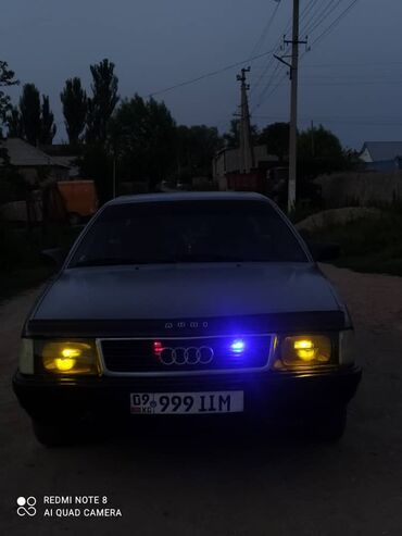 чип для авто: Автомобиль Audi серого цвета с четырьмя дверями, классическим дизайном
