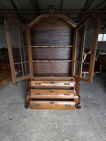 Stilske vitrine: Vitrina/komoda od punog drveta sa vitraž staklom i bogatim — 8