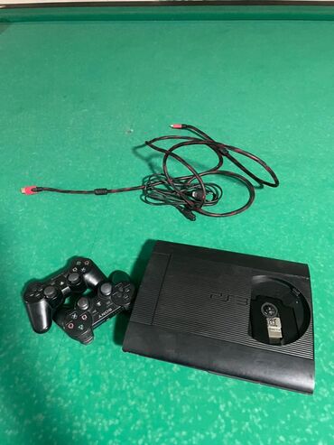 сони плэйстейшен: Игровая консоль Sony PlayStation 3 в черном цвете с двумя геймпадами и