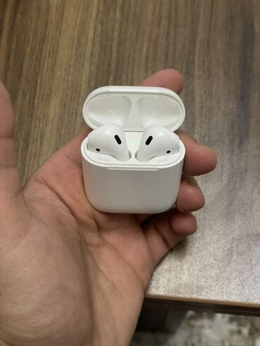 Qulaqcıqlar: Airpods 2 satılır. Qutusu var, zaryatkanı yaxşı saxlayır. Yenisi