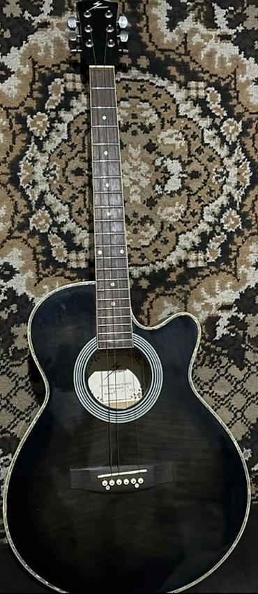 Spower brendinin gitarası.Kəsikli (cutaway) korpusa malik 6 simli