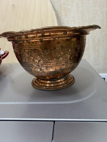 mis qablar: Mis qapaqlı bulaq/sini qabı – əl işidir - Material: döymə mis, iç — 3