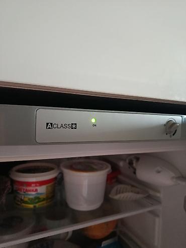 mini refrigerator: Холодильник с нижней морозильной камерой, серебристый - Тип — 1
