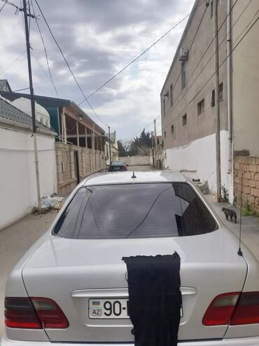 Mercedes-Benz: Mercedes-Benz E 200: 2 l | 1998 il Sedan — 4