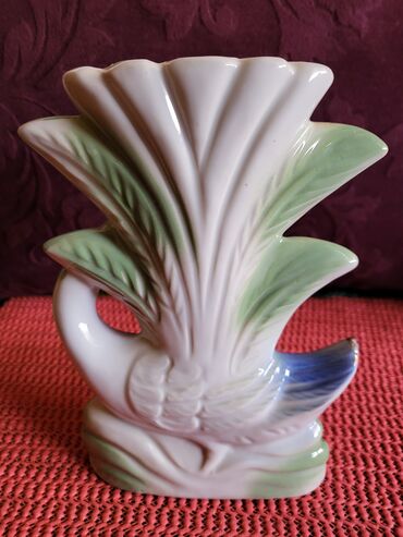 Figurice i makete: Porcelanska nova figura 70te. Figura,vaza. bez — 4