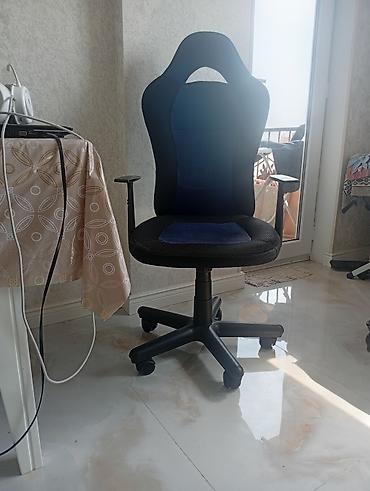 parca satisi: Ofis kreslosu – .Mavi və qara rəngdə bloger kreslosu 90 manata.Ayağii — 2