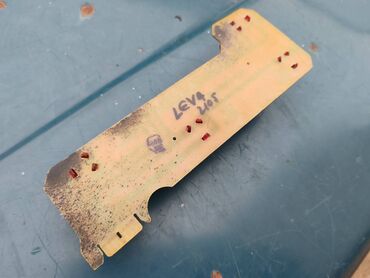 Auto delovi: Stampana ploca Lada 2105 leva sa grlima i sijalicama. Polovno — 7