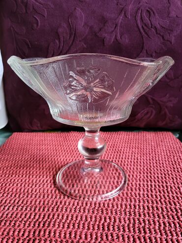 Ostalo posuđe: Bombonijera italijanska presovano staklo 70,80te. god. Sve na na lalafo.rs — 3 Ostalo posuđe: Bombonijera italijanska presovano staklo 70,80te. god. Sve na — 3