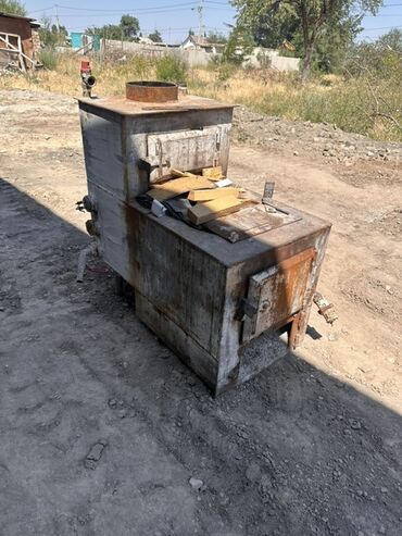 печи для дома с водяным отоплением бишкек: Металлическая печь с несколькими отсеками и дверцами. Сверху имеется