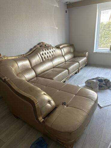 угловой диван в рассрочку: Угловой диван, цвет - Золотой, Б/у