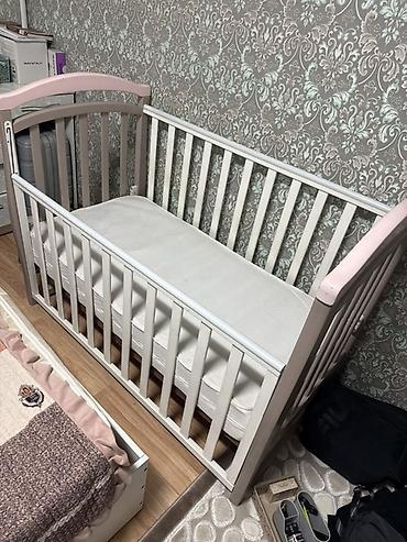 4 mom: Детская кроватка с маятниковым механизмом и опускающейся боковиной — 1