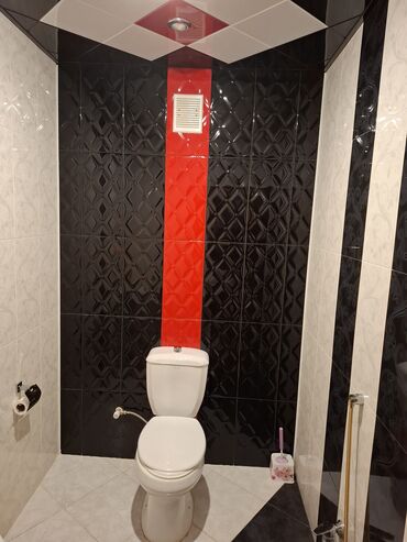 Unitazlar: Ağ və qara rənglərdə keramik plitələrlə döşənmiş müasir hamam. Hamam — 3