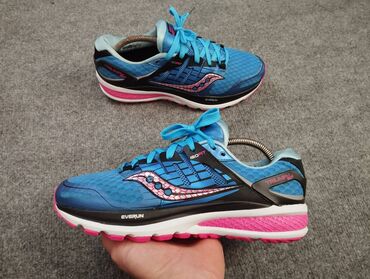 Ayaqqabılar: Orginal Saucony yeni kimidir.demey olar ki geyinilmeyib. olcu:42-42.5
