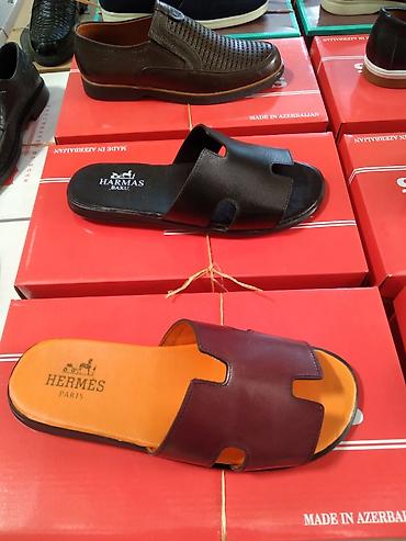 ayaqqabı 42: Kişi üçün dəri şippak/slayd sandal modeli. - Brend nişanları: “HERMES — 1