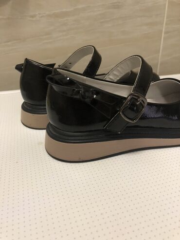 Детская обувь: Б/У туфли!Очень в хорошем состоянии!Сзади на пятке расположен — 3