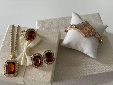 Setovi nakita: Komplet nakita sa kutijom
Cena 2000din — 12