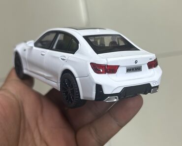 Avtomobil modelləri: Miqyaslı model avtomobil – BMW M3 sedan, ağ rəngdə - Korpus: detallı — 12