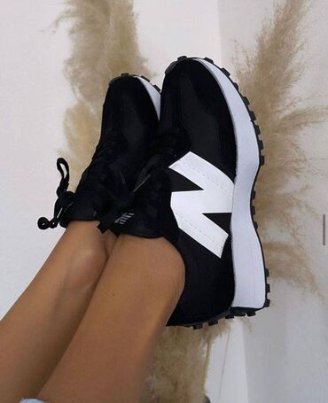Patike: New balance 327 patike

Novo
Brojevi 36 do 40 — 3