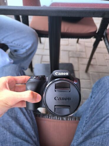 canon 800d: Full HD 60 Fps çəkiliş 50x Optical Zoom
WIFI NFC var 3-4 ay işlənib