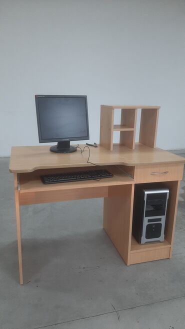 столы для компьютерного клуба: Компьютерный Стол, цвет - Бежевый, Б/у