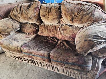 продам мягкую мебель: Продаеться диван раскладной . нужно сделать механизм и химчистку т.к