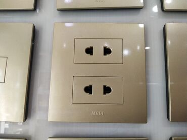 Təmir və tikinti: Qızılı rəngdə, kvadrat formalı, iki çıxışlı elektrik rozetkası. MODI
