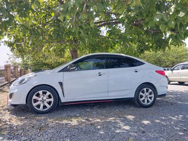 Avtomobil alışı: Ağ rəngli kompakt sedan Xüsusiyyətlər: - Kuzov: 4 qapılı sedan