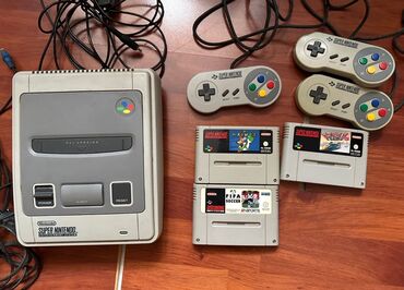 Digər oyun və konsollar: Super Nintendo (SNES) 2 joystick və 2 oyunla verilir. (Şəkildəki 1
