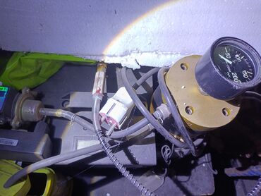 Скутеры: Мопед красного цвета с черными и серыми акцентами. Оснащен передней — 27