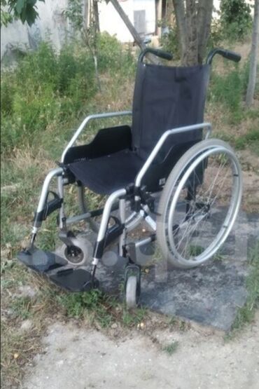 İnqalyatorlar, nebulizerlər: Bu əlil arabası gümüşü rəngli alüminium çərçivəyə malikdir və