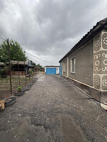 Продажа коттеджей и домов: ✨ Продаётся дом в с. Сокулук (район Черёмушки) ✨ 🏡 Характеристики: • — 3