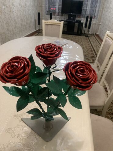 спортивный вещи: Подарок. Цветы - искусственные розы,смотрятся как живые,сделаны из