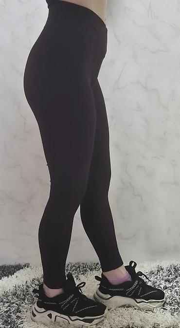 Helanke, biciklistički šortsevi: Ženske helanke tamne boje sa rebrastom teksturom. Karakteriše ih visok — 12