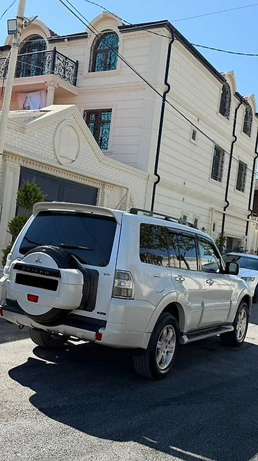 pajero mini: Mitsubishi Pajero (IV nəsil) – ağ rəngli, tam ölçülü 4x4 SUV. Əsas — 6