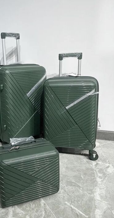 Сумки: Срочно продаю чемодан самый маленький почти новый Купила за 3500