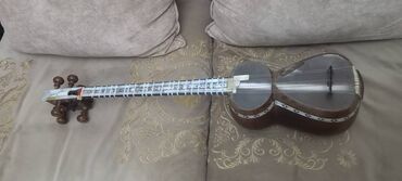 Tar: Ən aşağısı 100 ilin tarıdır. Tanınmış sənətkarın sədəfli tarı olub — 8