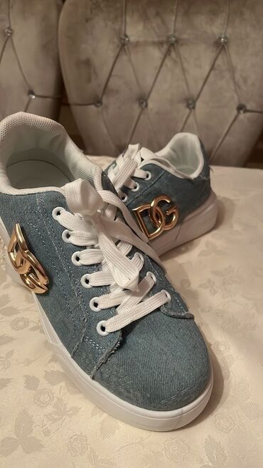 Toy paltarları və aksesuarları: Məhsul: Qadın krossovkası - Material: açıq mavi denim (cins) üstlük