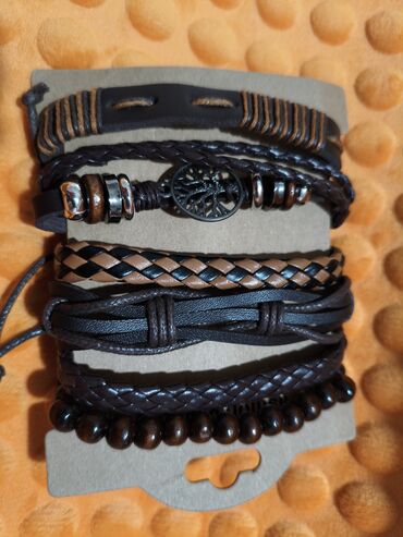 Наборы украшений: Набор бижутерии и аксессуаров Состав: - Брошь в форме пера — 3