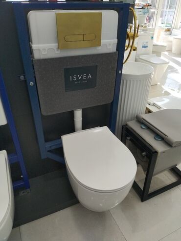 купить унитаз с бачком недорого: ISVEA firmasının divara quraşdırılan unitazı. Ağ rəngdədir və müasir